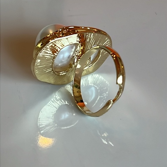 Goldtone and Pearl oversized Ring - Picture 8 of 10